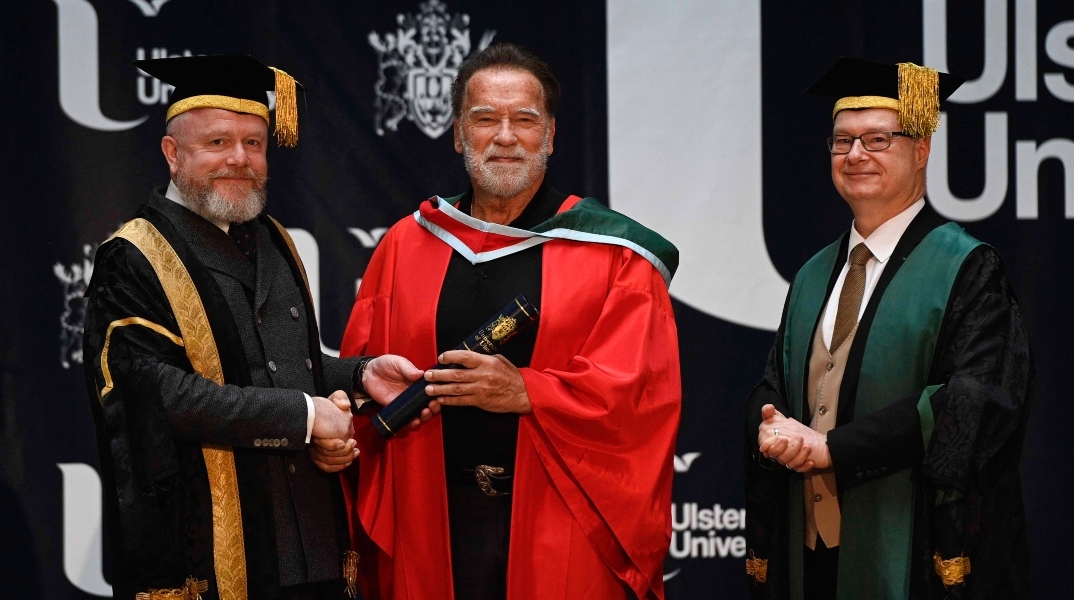 Ο Άρνολντ Σβαρτσενέγκερ έγινε διδάκτορας από το Πανεπιστήμιο του Όλστερ στο Μπέλφαστ