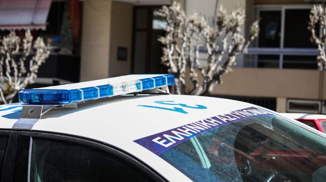 Περιπολικά της ΕΛ.ΑΣ. μπροστά στην πολυκατοικία στου Ζωγράφου