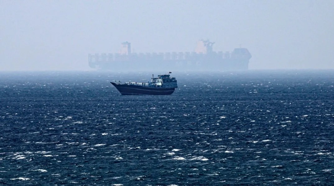 Το Ιράν ενέκρινε την πληρωμή διοδίων για τη διέλευση πλοίων από τα Στενά του Ορμούζ