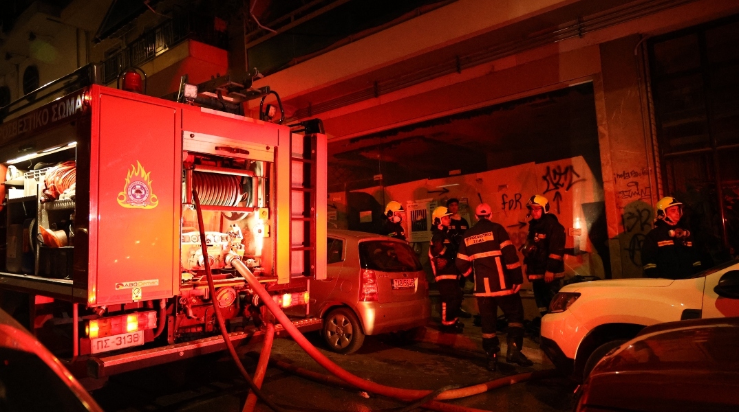 Υπό έλεγχο η φωτιά από έκρηξη στου Γκύζη - Φιάλη υγραερίου καρφώθηκε σε διπλανό κτίριο