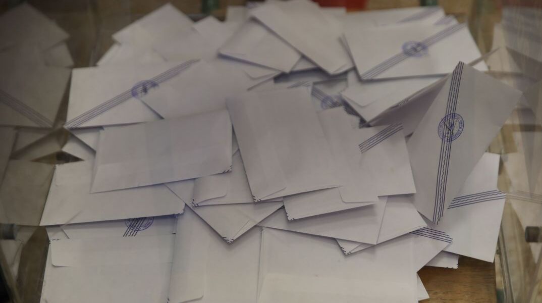 Ψηφοδέλτια μέσα στην κάλπη