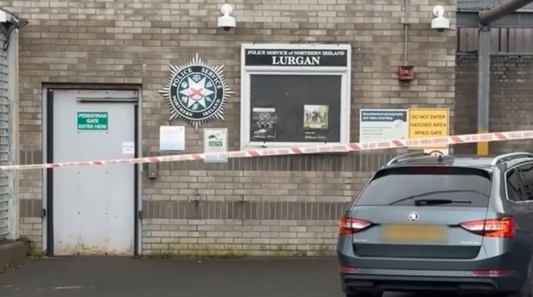 Ιρλανδία: Μασκοφόροι τοποθέτησαν εκρηκτικά σε φορτηγάκι αναγκάζοντας τον οδηγό να το πάει σε αστυνομικό τμήμα	