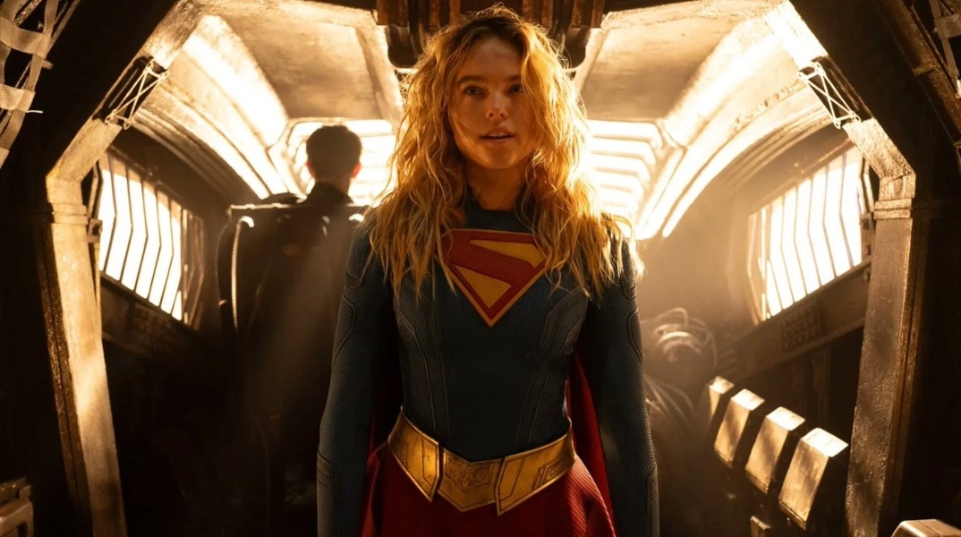 Κυκλοφόρησε το επίσημο τρέιλερ του Supergirl με την Μίλι Άλκοκ και τον Τζέισον Μομόα