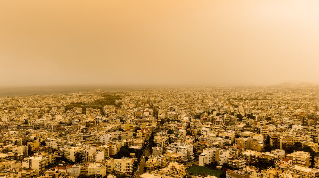 Χάος στο αεροδρόμιο Ηρακλείου: Εκτροπές πτήσεων και ακυρώσεις λόγω αφρικανικής σκόνης