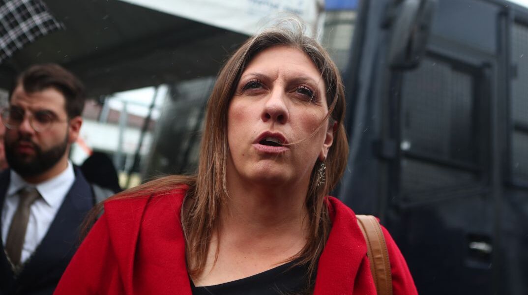 Ζωή Κωνσταντοπούλου: Παράνομες βιντεοσκοπήσεις και bullying κατά πάντων στη δική για τα Τέμπη