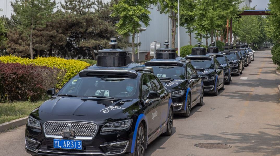 Κίνα: «Πάγωσαν» στον δρόμο τα robotaxi – Επιβάτες εγκλωβισμένοι στη Γουχάν