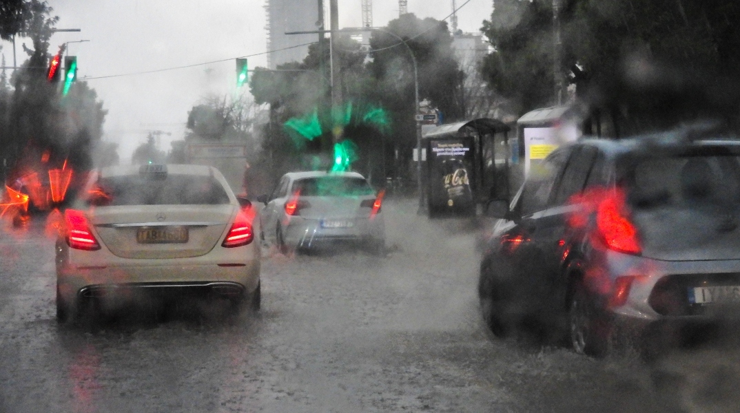 Διακοπή κυκλοφορίας στην οδό Πειραιώς από πτώση δέντρου