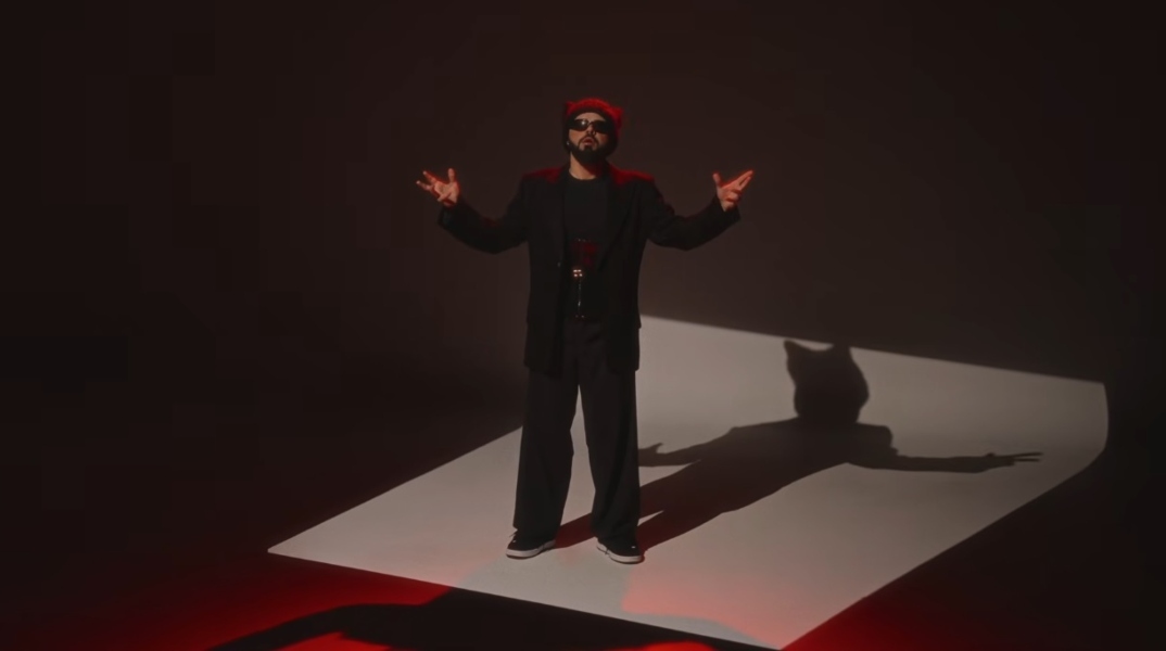 Eurovision 2026: Ο Akylas ερμηνεύει το «Rise Like a Phoenix» της Κοντσίτα Βουρστ