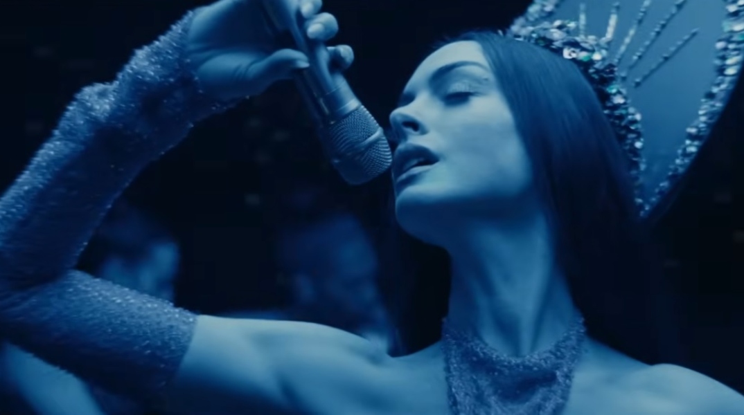 Νέο τρέιλερ για την ταινία «Mother Mary» με την Αν Χάθαγουεϊ στον ρόλο μιας ποπ σταρ