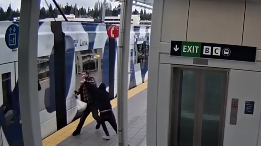 Παραλίγο τραγωδία στο Σιάτλ:  Άνδρας σπρώχνει επιβάτη σε γραμμές τρένου - Βίντεο  