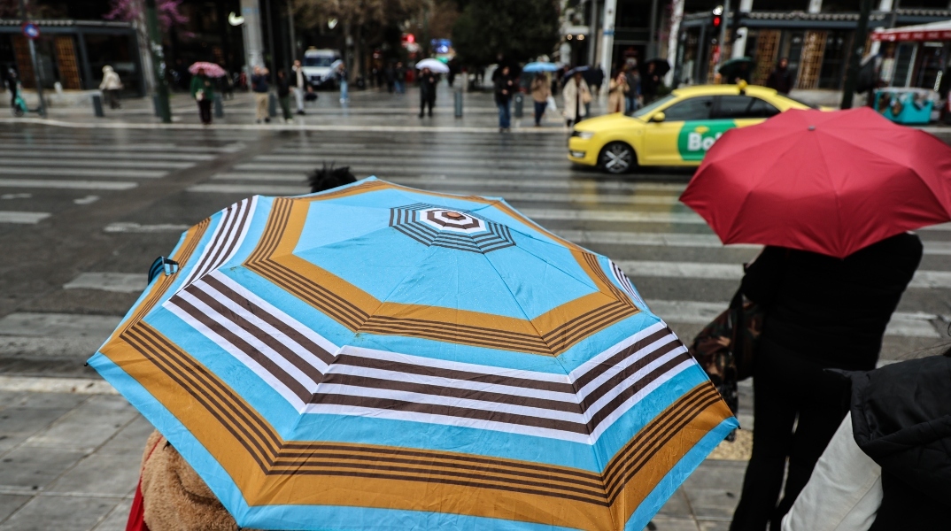 βροχη, περαστικοι, ομπρελες