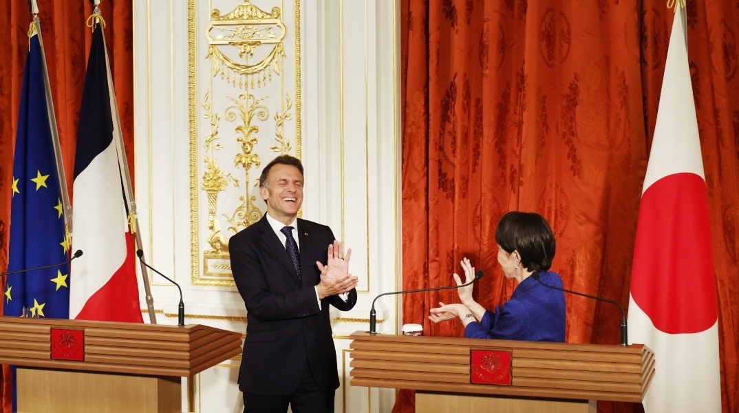 Viral ο Μακρόν και η Τακαΐτσι - Μιμήθηκαν τη διάσημη κίνηση του Dragon Ball σε συνέντευξη Τύπου 