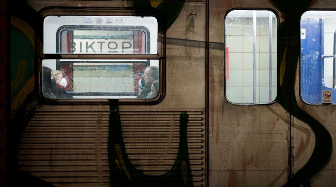 Συρμός του ηλεκτρικού στον σταθμό ΗΣΑΠ Βικτώρια