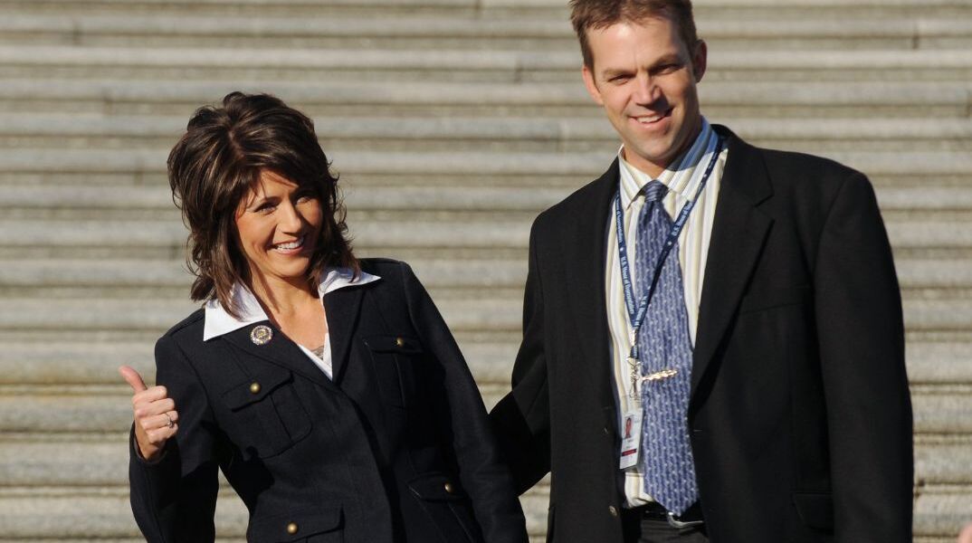 Νόεμ: Ο «kinky drag» σύζυγος πλήρωνε σε μοντέλο του OnlyFans 25 δολάρια το λεπτό