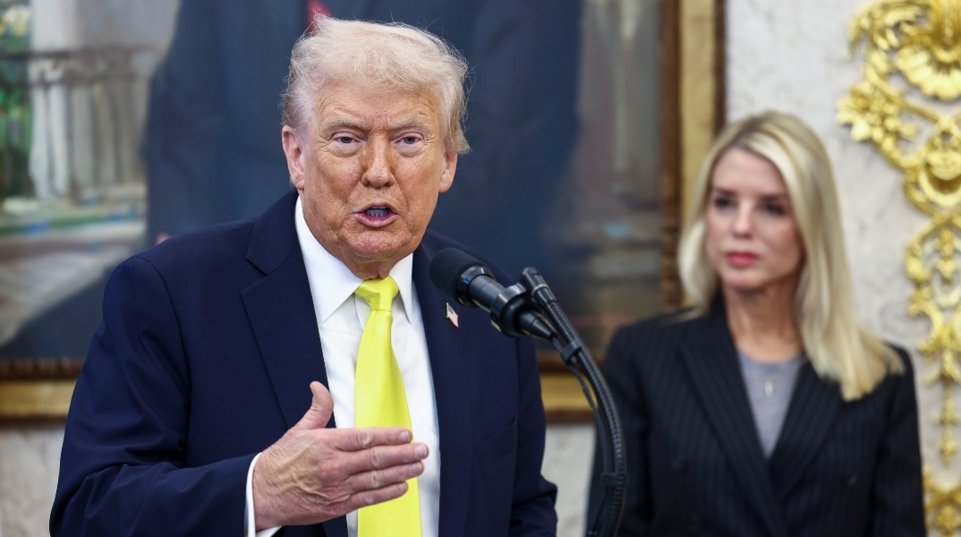 Παρελθόν από την κυβέρνηση η υπουργός Δικαιοσύνης Παμ Μπόντι, με εντολή Τραμπ