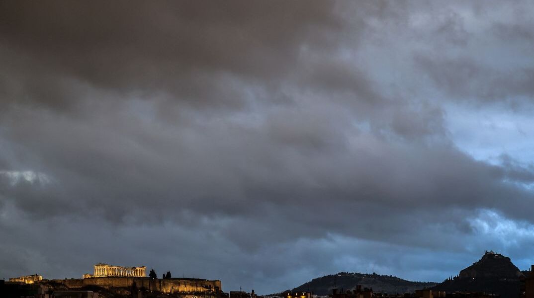 Σύννεφα στον αττικό ουρανό
