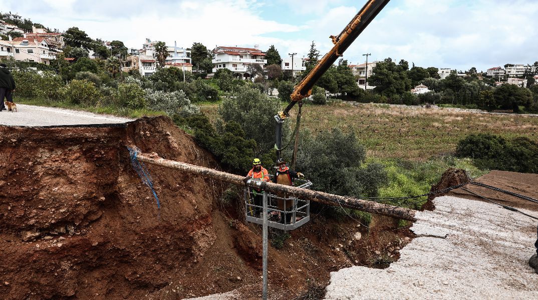 Κακοκαιρία Erminio: Κόπηκε στη μέση δρόμος στην Καλλιτεχνούπολη - Άνοιξε τρύπα με 10 μέτρα μήκος και 5 βάθος