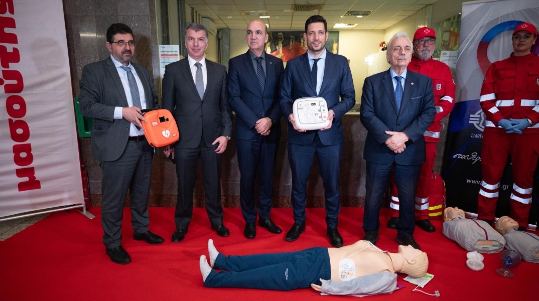 Με απινιδωτές εξοπλίζεται το Μετρό της Αθήνας	