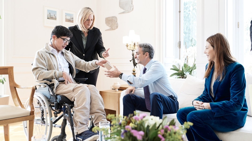 Ο Κ. Μητσοτάκης συναντήθηκε με μαθητή Ειδικού Σχολείου - Η επιστολή που συγκίνησε τον πρωθυπουργό 