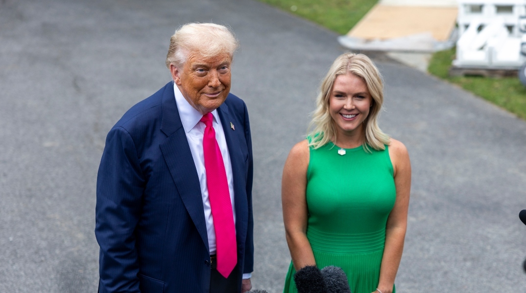 Ο Τραμπ αστειευόμενος κάνει λόγο για απόλυση της Λέβιτ: Κάνει πολύ κακή δουλειά… να την κρατήσουμε;