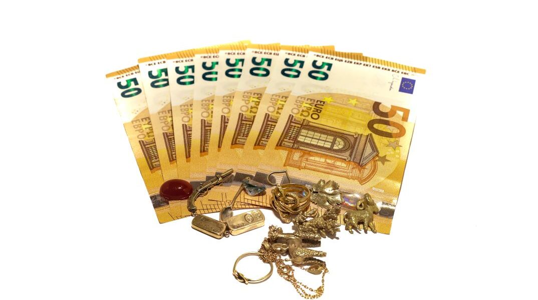 Χρήματα και κοσμήματα