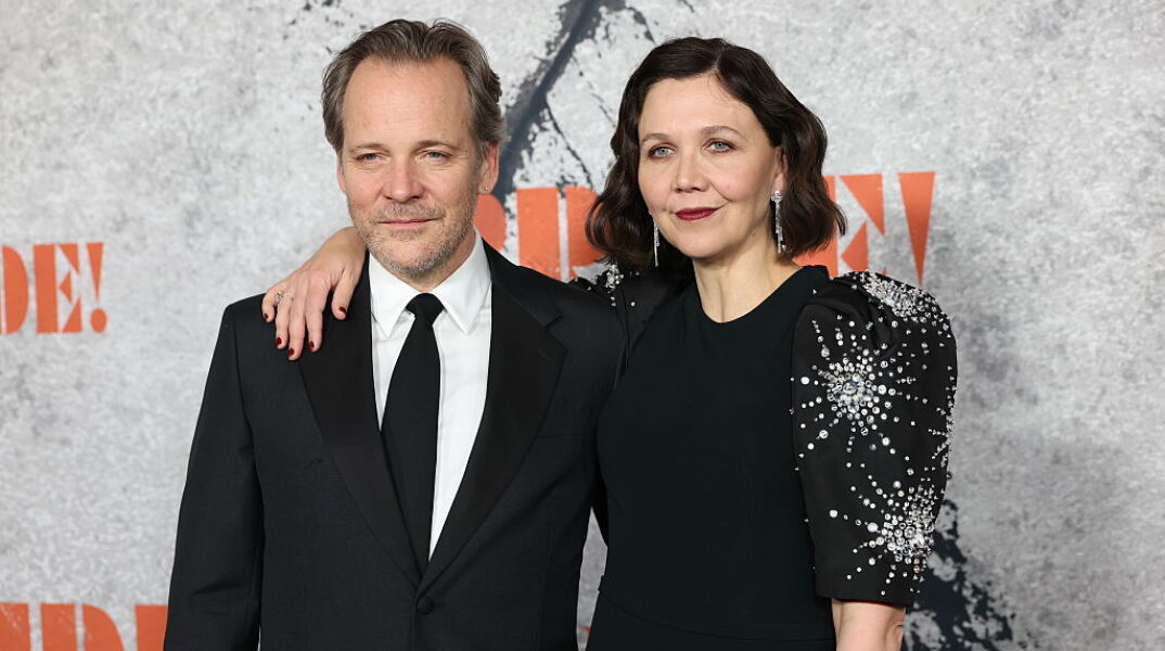 Η Μάγκι Τζίλενχαλ περιγράφει πόσο «δύσκολο» ήταν να σκηνοθετεί τον σύζυγό της σε ερωτικές σκηνές