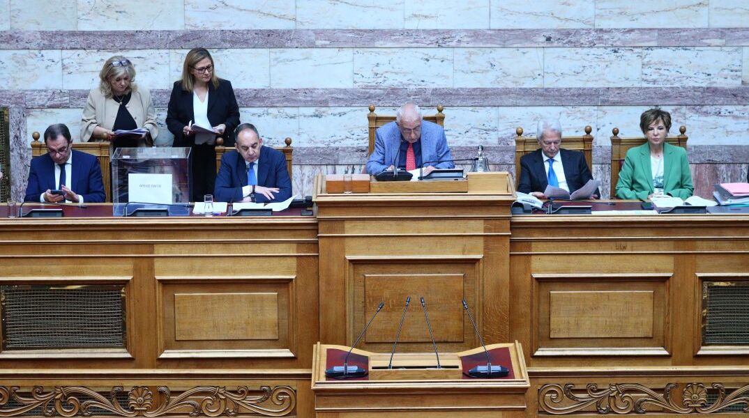 Το προεδρείο της Βουλής, με τον Νικήτα Κακλαμάνη