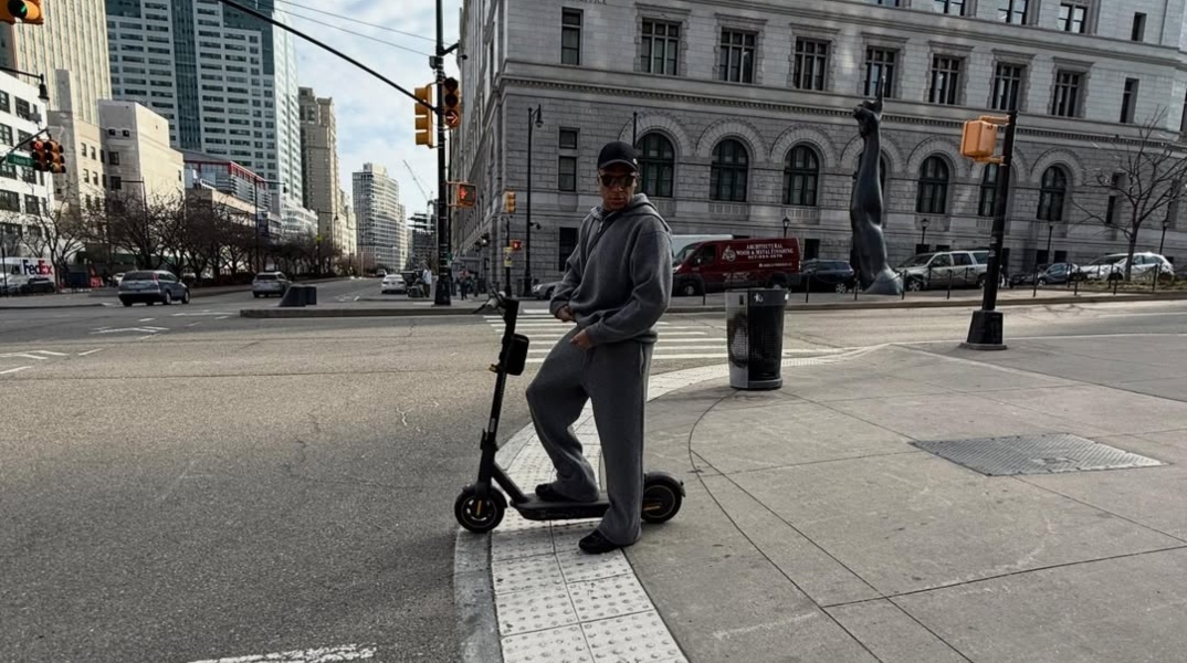 Κιλιάν Εμπαπέ: Στη Νέα Υόρκη με ηλεκτρικό πατίνι και κουκούλα ο Γάλλος ποδοσφαιριστής - Βίντεο