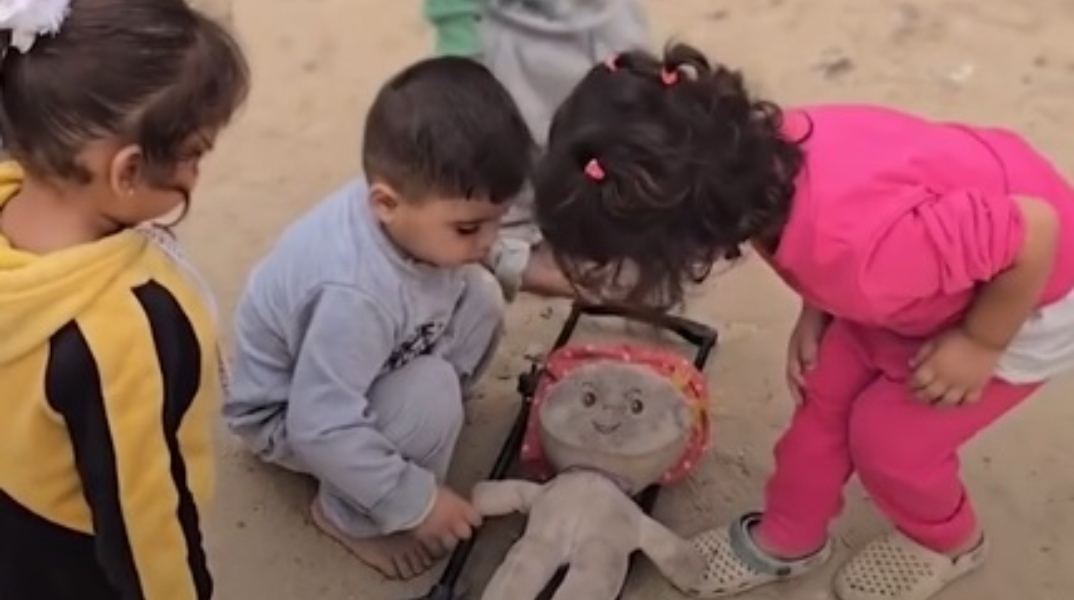 Συγκλονιστικό βίντεο από τη Γάζα: Μικρά παιδιά παίζουν με κούκλες αναπαριστώντας κηδεία 