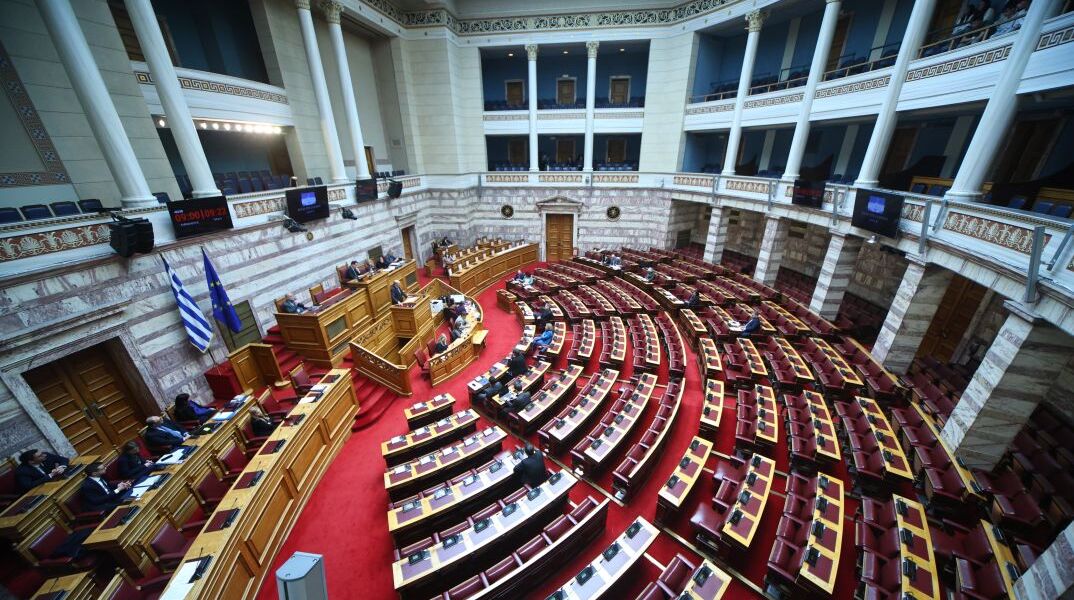 H Ολομέλεια της Βουλής, στο βήμα ο Κωστής Χατζηδάκης