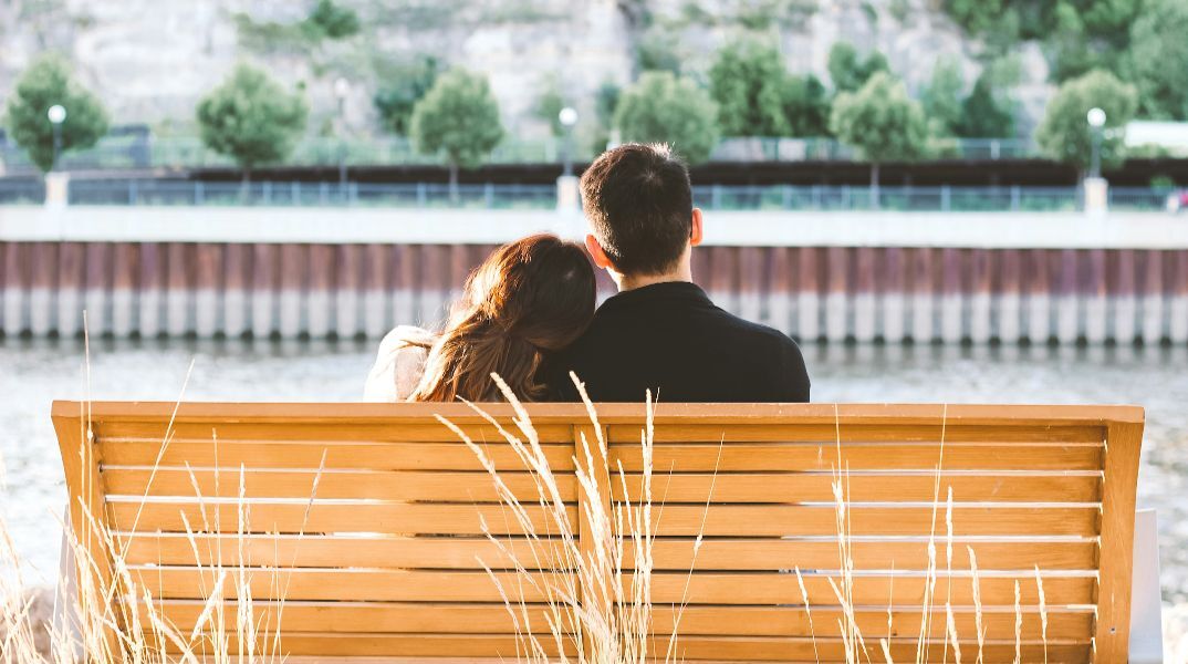 Το νέο dating trend «6-7» που αλλάζει τα δεδομένα στις σχέσεις