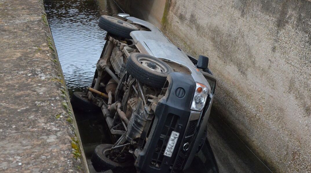 Αυτοκίνητο σε αρδευτικό κανάλι
