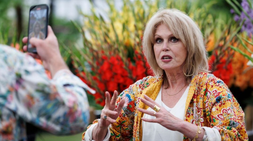 Διαρρήκτες μπήκαν στο αυτοκίνητο της Τζοάνα Λάμλεϊ...αλλά δεν ήξεραν να το βάλουν μπροστά