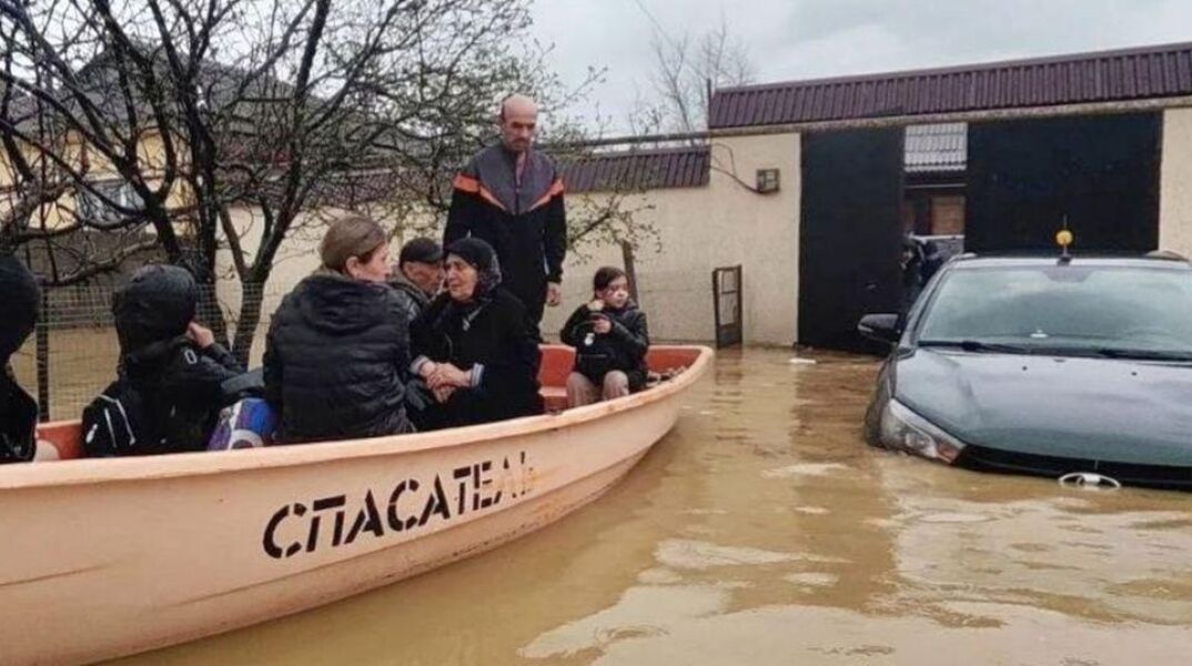 Σωστικά συνεργεία περισυλλέγουν πλημμυροπαθείς στο Νταγκεστάν