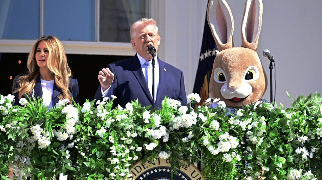 Δίπλα στον...πασχαλινό λαγό, ο Τραμπ μιλά για βομβαρδισμούς: «Σε μια νύχτα τελειώνει το Ιράν»