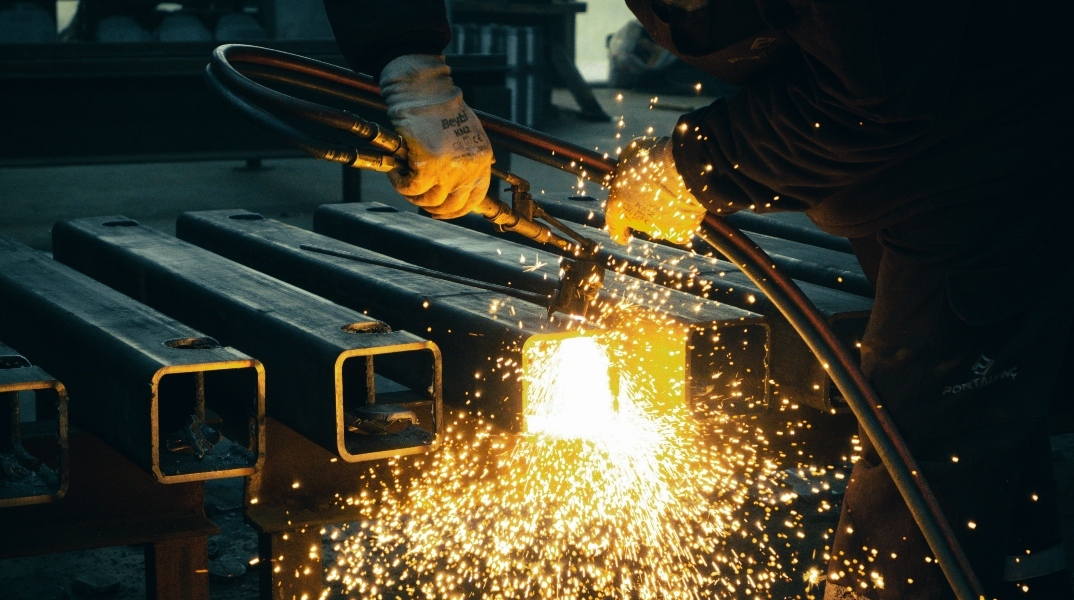 «Πακέτο» 700 εκατ. για τη μείωση του ενεργειακού κόστους της βιομηχανίας, ανακοίνωσε η κυβέρνηση	