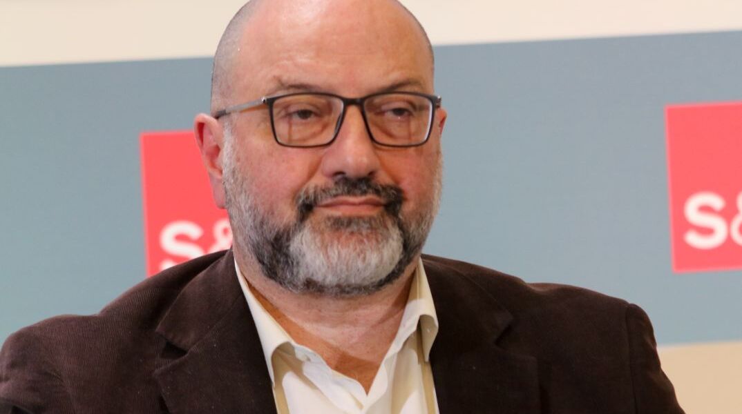 O Σάκης Αρναούτογλου