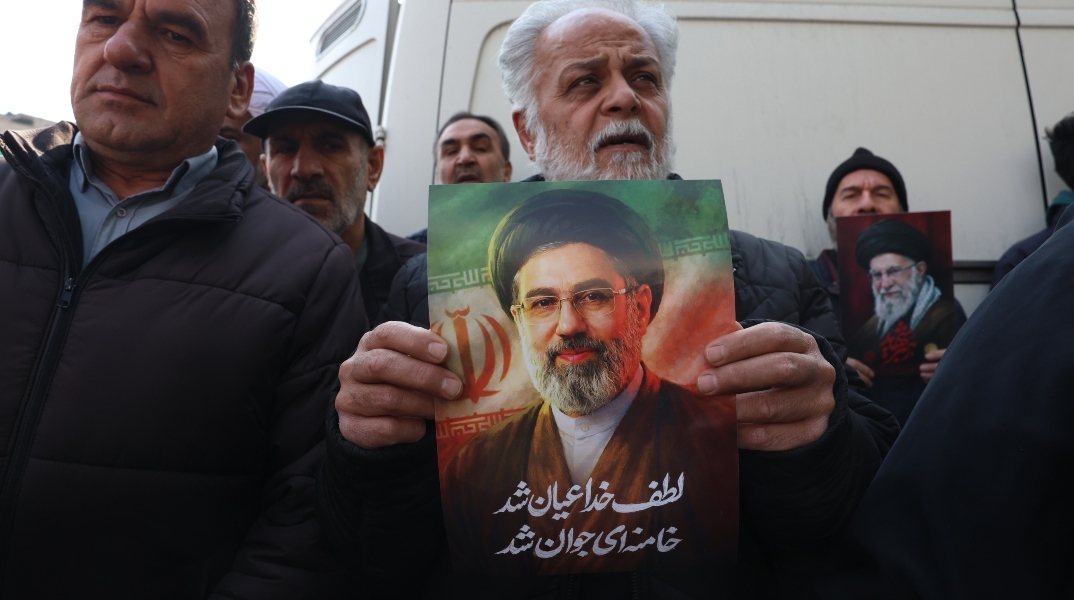 «Δημόσια εμφάνιση» του Μοτζτάμπα Χαμενεΐ μέσω τεχνητής νοημοσύνης σε προπαγανδιστικό βίντεο του Ιράν