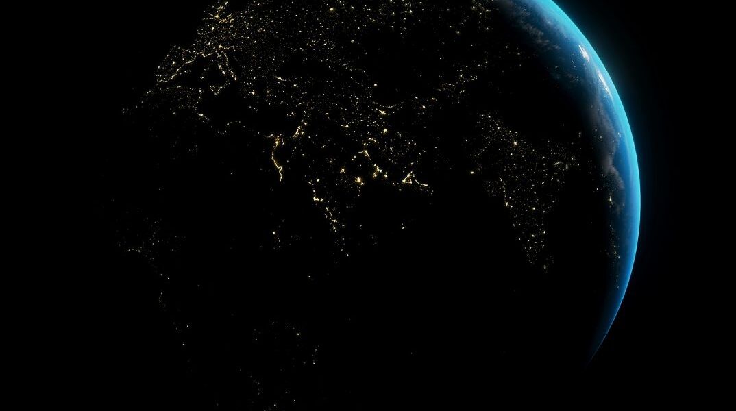 Η Γη γίνεται όλο και πιο φωτεινή τη νύχτα – Τι δείχνουν τα δορυφορικά δεδομένα
