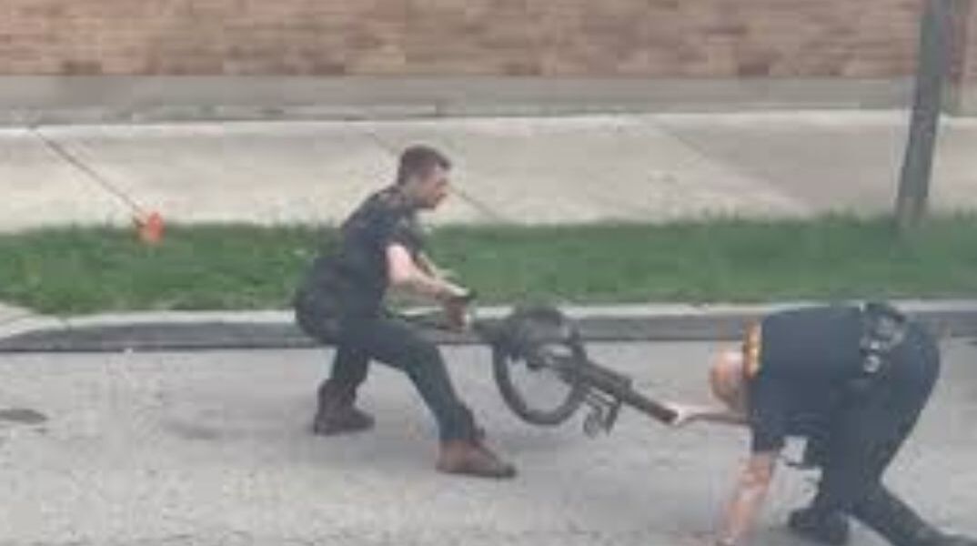 ΗΠΑ: Viral βίντεο με καταδίωξη «γάτας με το ποντίκι» ανάμεσα σε αστυνομικό και άγνωστο άνδρα