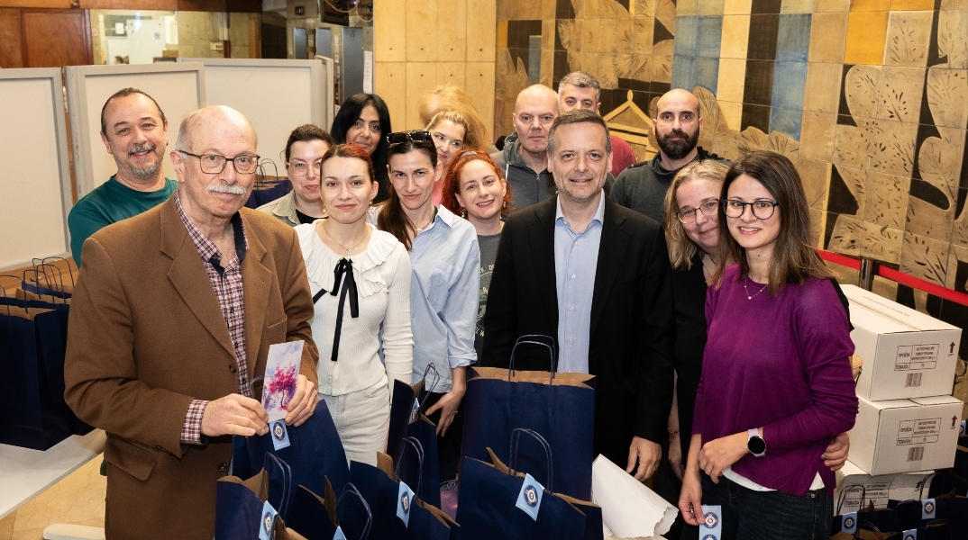 Δώρα και ευχές για το Πάσχα από τον Δήμο Αθηναίων σε 3.500 άτομα τρίτης ηλικίας