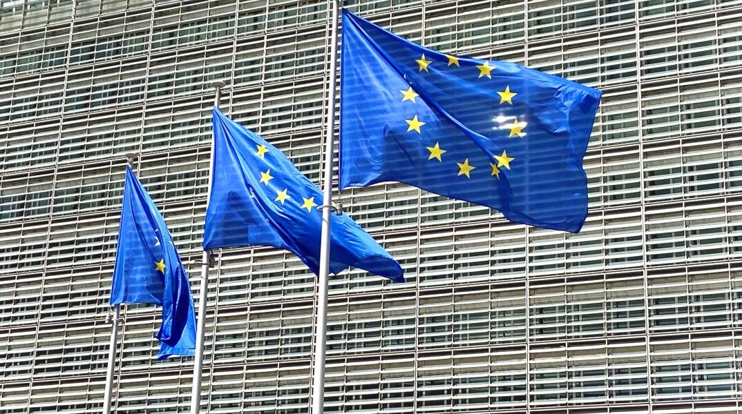 Σημαίες της ΕΕ έξω από το κτήριο της Κομισιόν, στις Βρυξέλλες