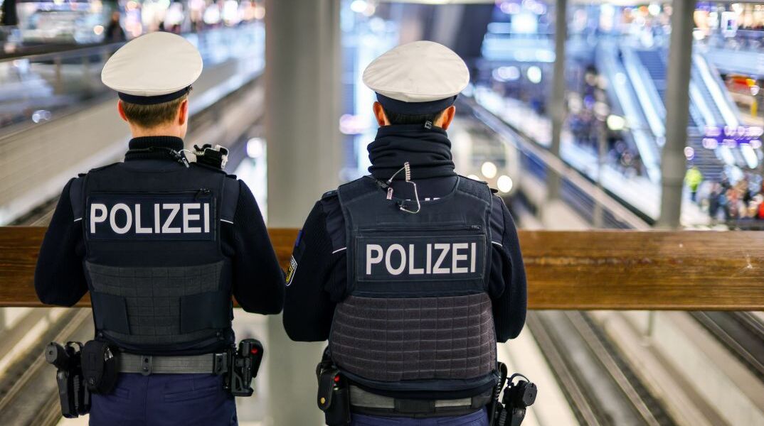Γερμανοί αστυνομικοί σε σιδηροδρομικό σταθμό