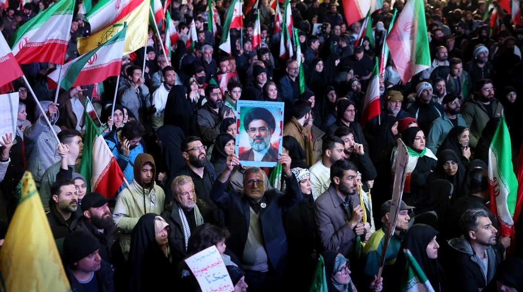 Κατάπαυση πυρός ΗΠΑ-Ιράν: Πανηγυρισμοί στην Τεχεράνη, πλήθος κόσμος στην πλατεία της Επανάστασης