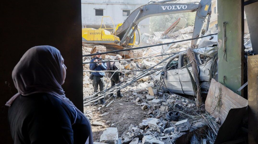 Γυναίκα στη Βηρυτό κοιτάζει το σημείο του ισραηλινού βομβαρδισμού