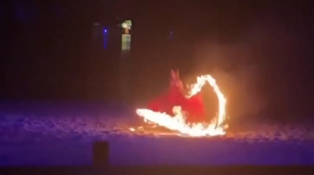 Κίνα: Χορεύτρια έπιασε φωτιά εν μέσω παράστασης - Υπέστη εγκαύματα και νοσηλεύεται