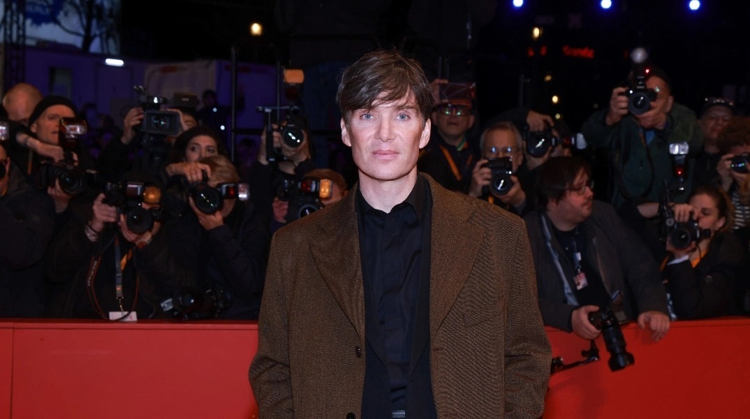 Νέες φωτογραφίες του Κίλιαν Μέρφι από τα γυρίσματα στην Αθήνα για την ταινία του Νταμιέν Σαζέλ 