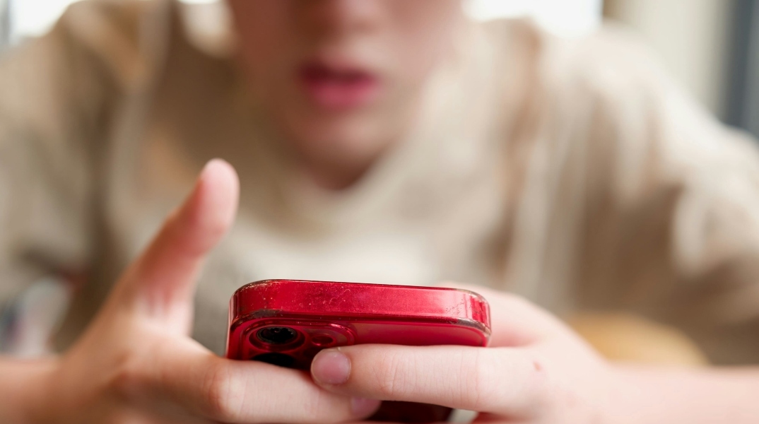 Παπαστεργίου: Πρόστιμα σε πλατφόρμες που δεν θα τηρήσουν την απαγόρευση χρήσης των social media σε παιδιά