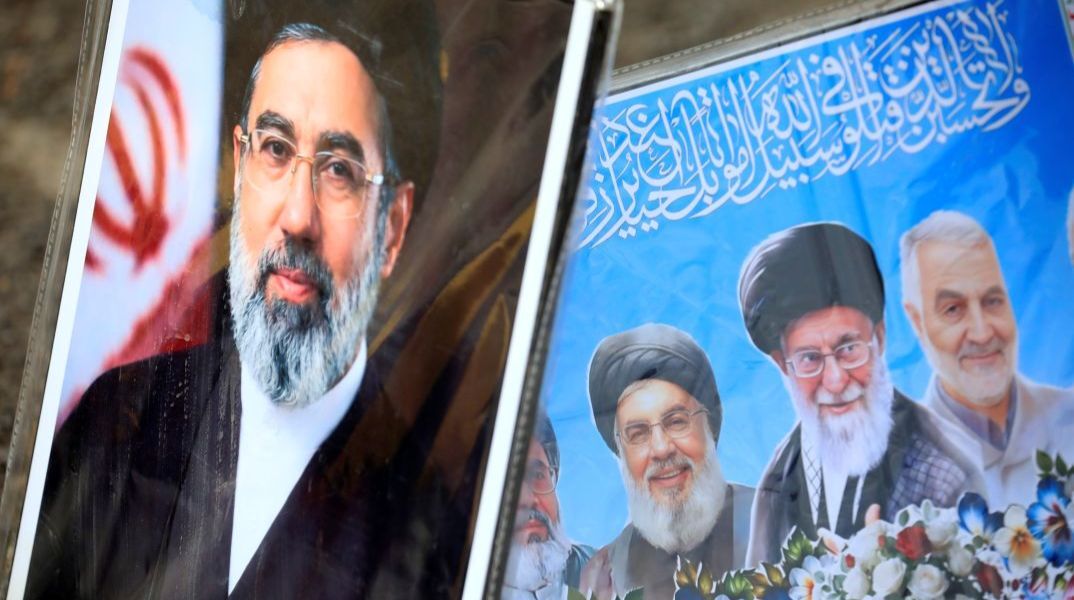 Ο Μοτζτάμπα Χαμενεΐ σε αφίσα