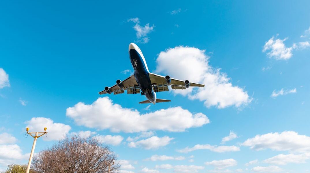 Αεροπλάνο που προσγειώνεται στο αεροδρόμιο Χίθροου του Λονδίνου